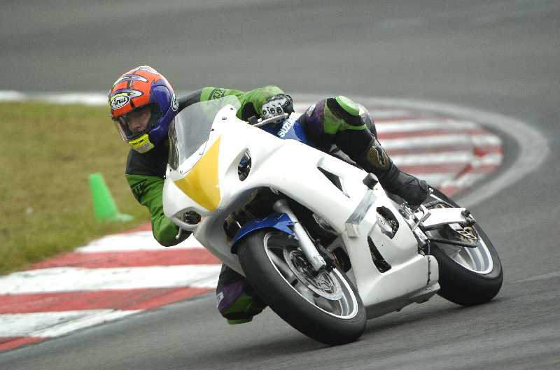 The SV650 in motion - Brands 15th June 2005