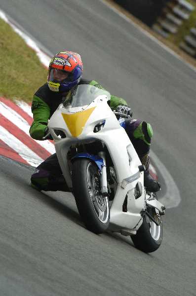 The SV650 in motion - Brands 15th June 2005