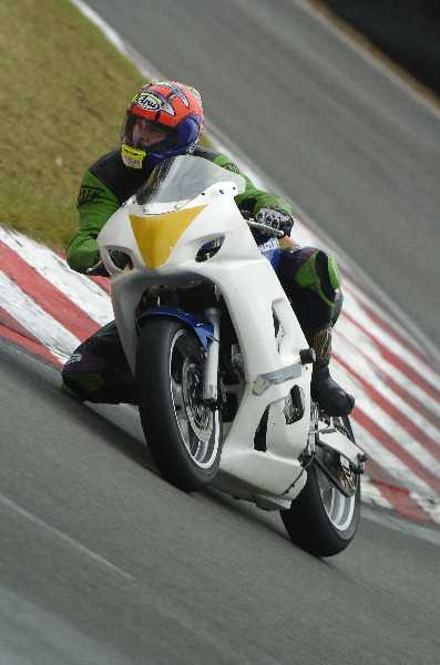 The SV650 in motion - Brands 15th June 2005
