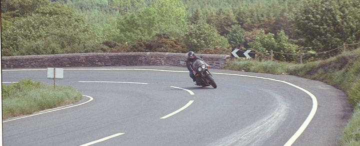 Dunruffin on his Harris coming around Gooseneck on the IOM